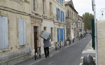 Man carrying oven